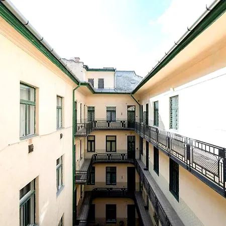 Vaci Street - Location In Budapest, Steps From The Danube Apartment
